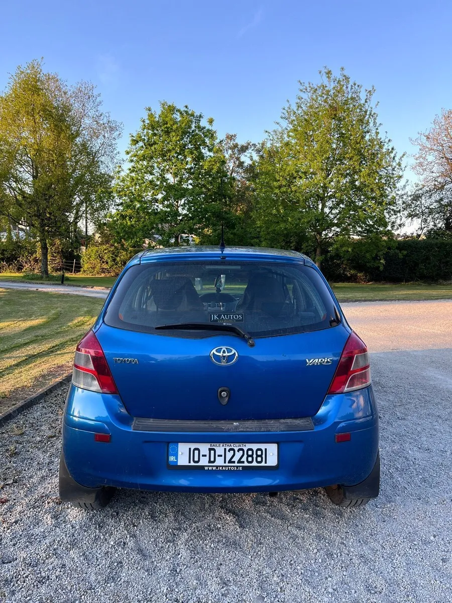 2010 Toyota Yaris - Image 2