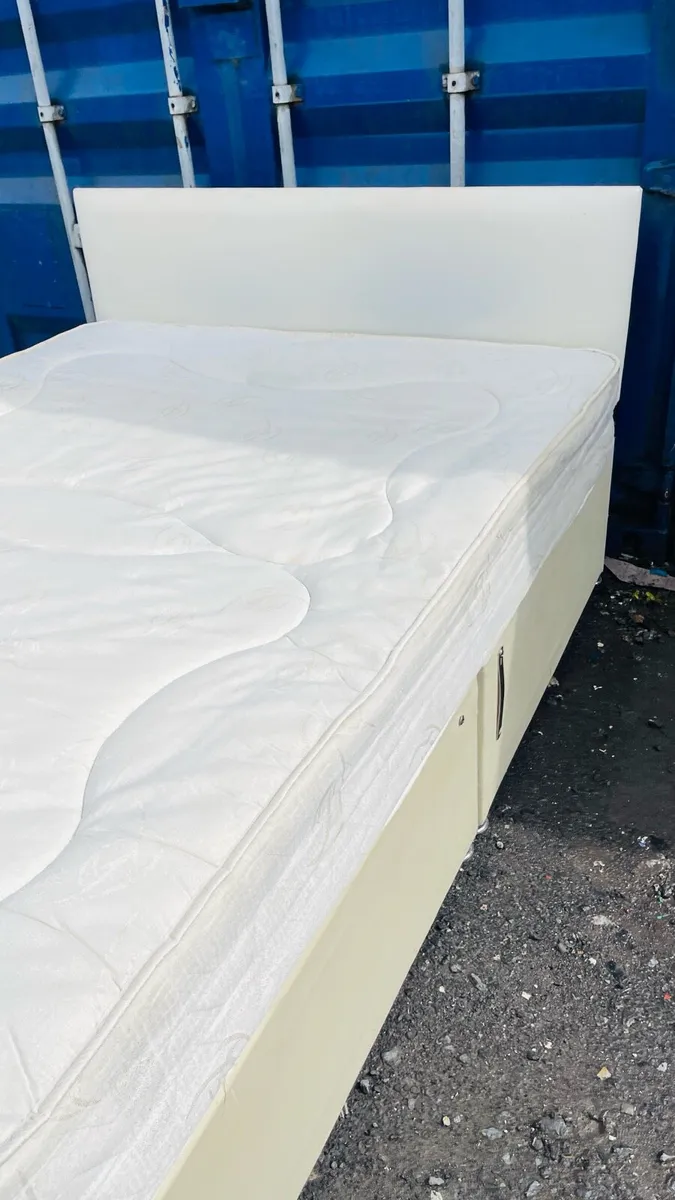 King size bed - Image 3