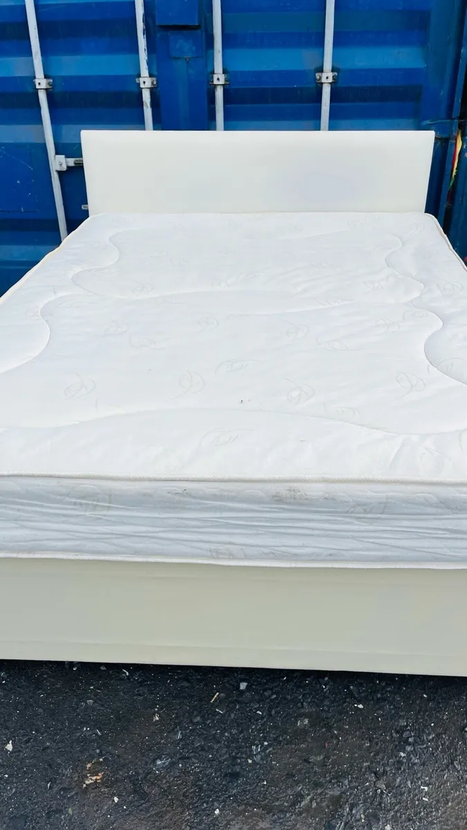 King size bed - Image 4