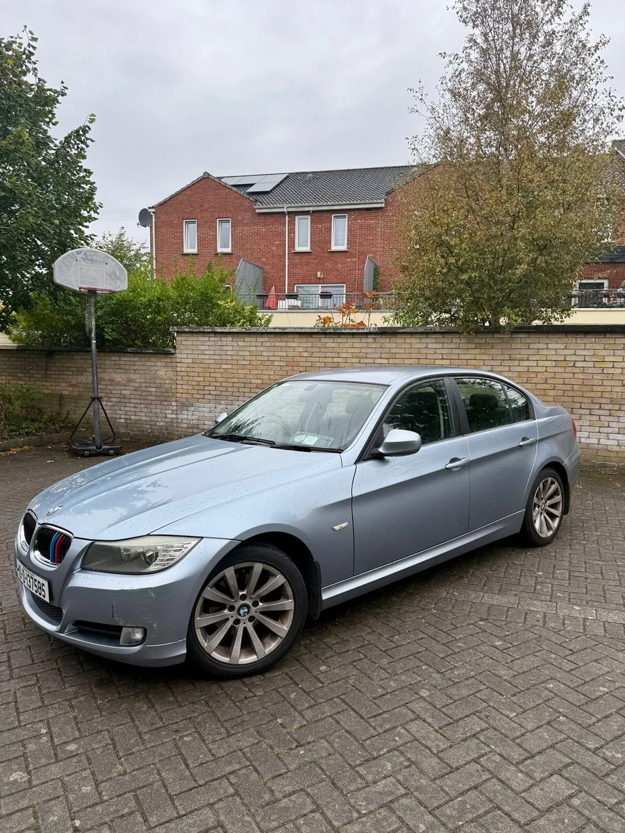 BMW 318i E90 SE 2010 Excelent Condition - Image 1