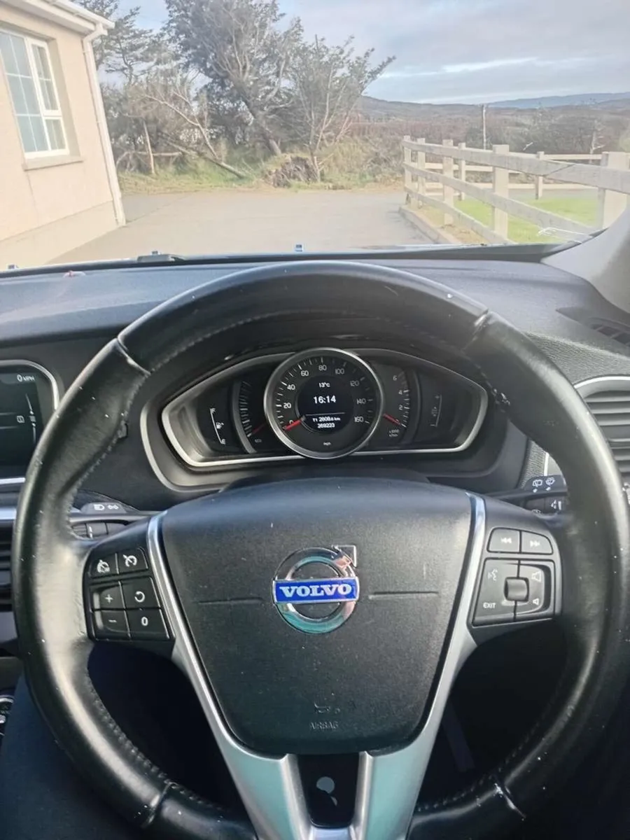 Volvo V40 - Image 1