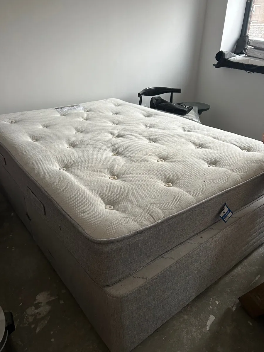 4’6’’ Divan base and mattress - Image 1