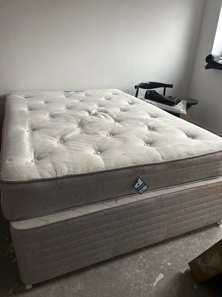 4’6’’ Divan base and mattress - Image 3