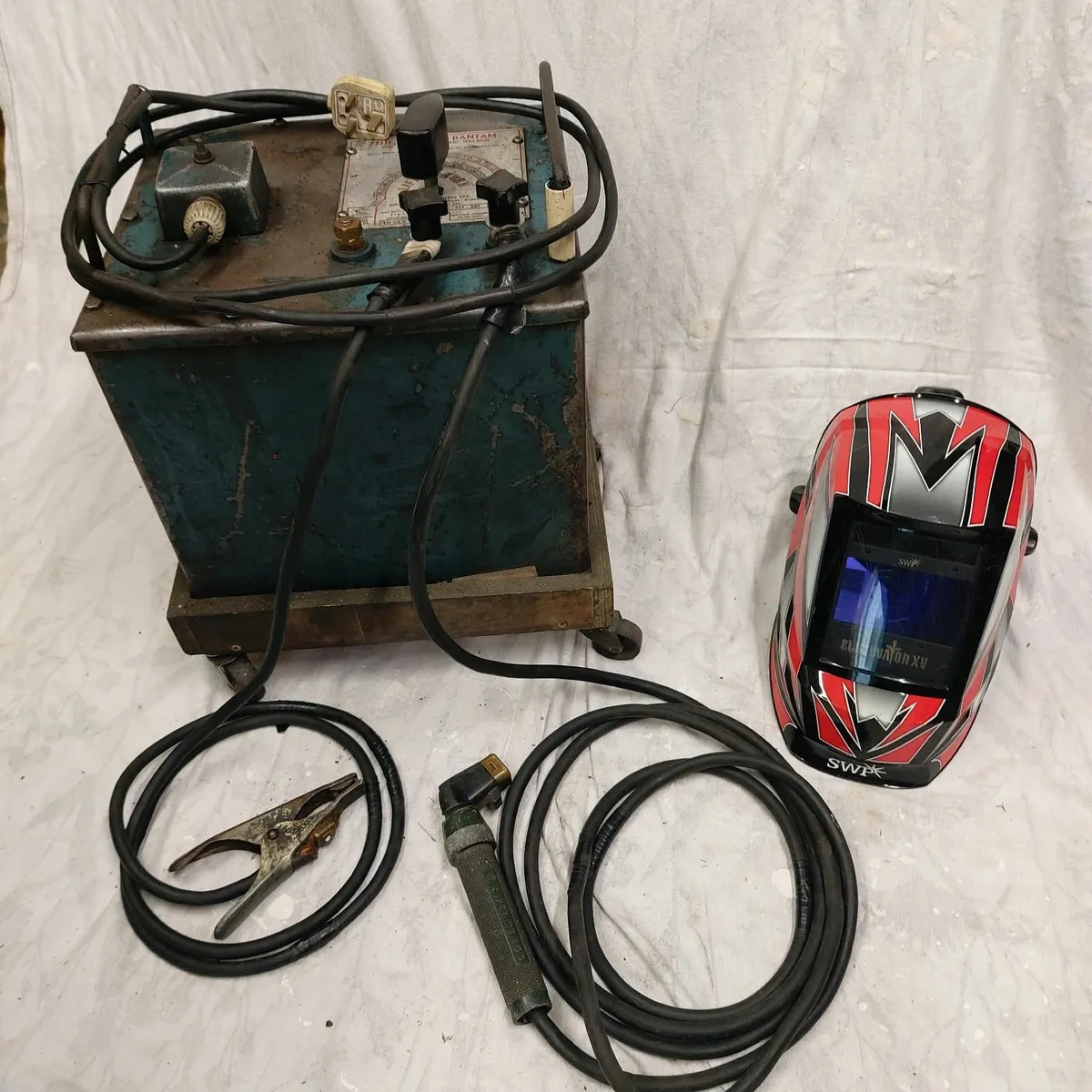 Welding machine and auto  darkening helmet - Image 1