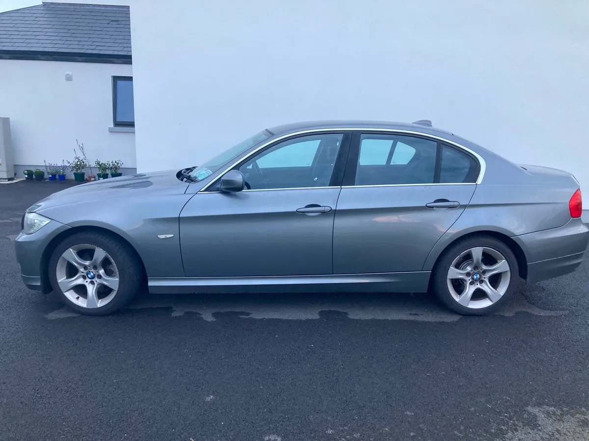 BMW 3-Series 2011 - Image 2
