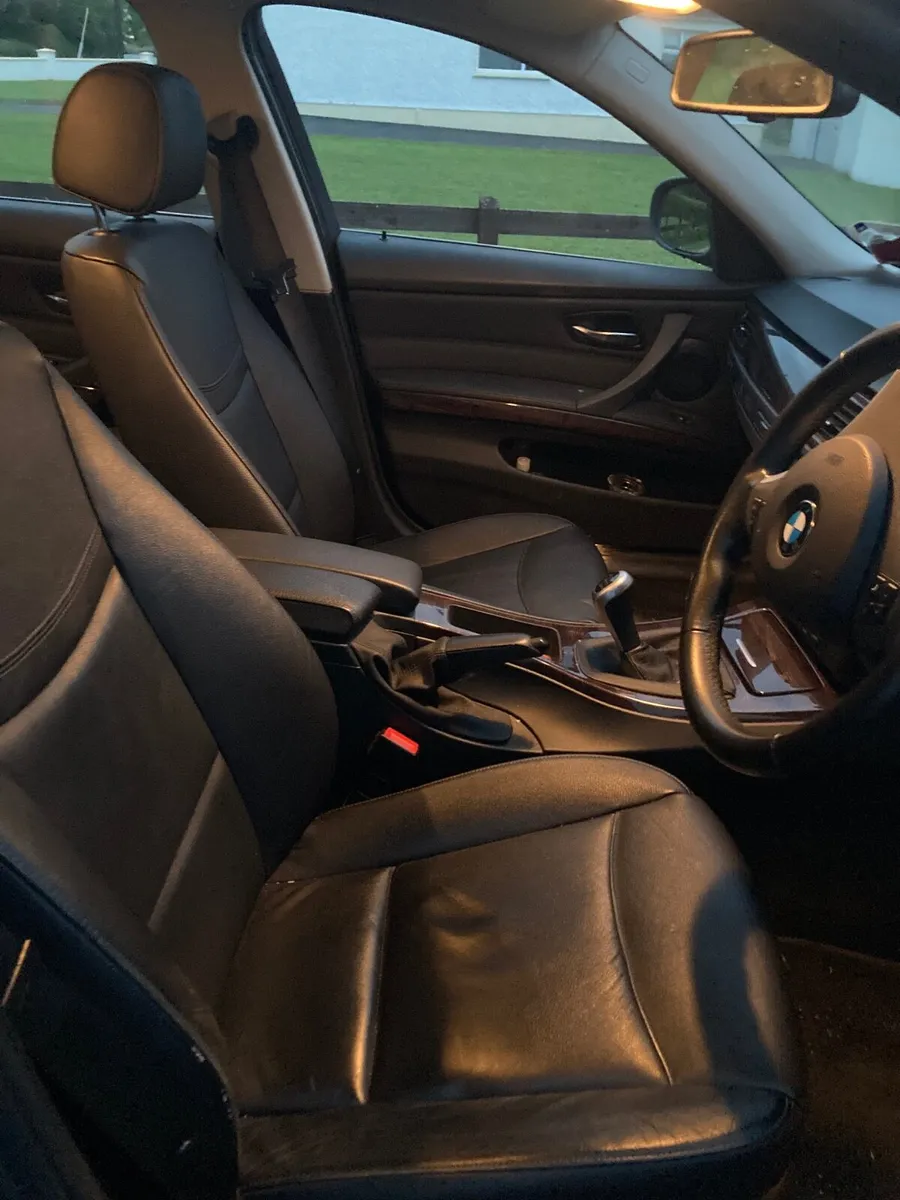 BMW 3-Series 2011 - Image 3