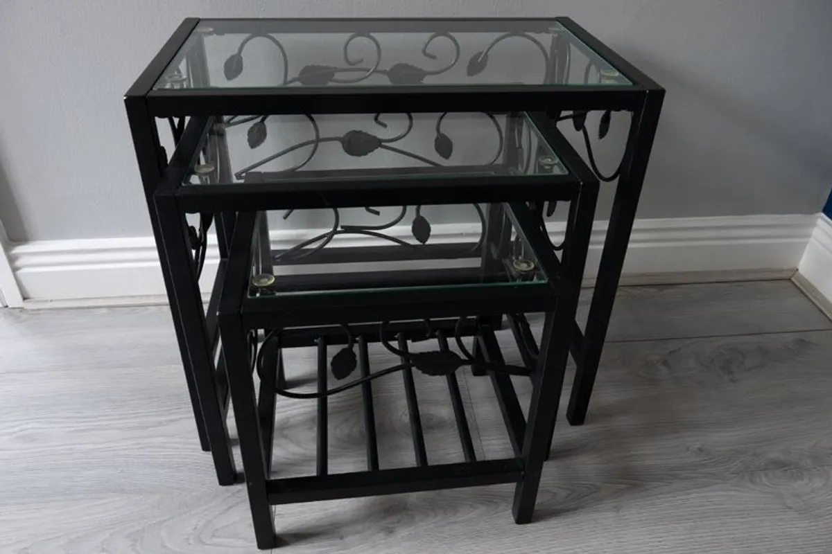 nest of 3 tables + coffee table - Image 1