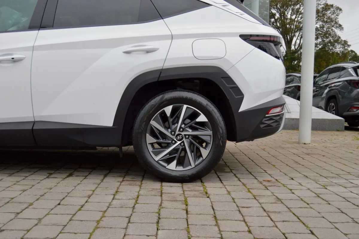 Hyundai Tucson 2WD Executive Plus  High Spec  Lea - Image 3