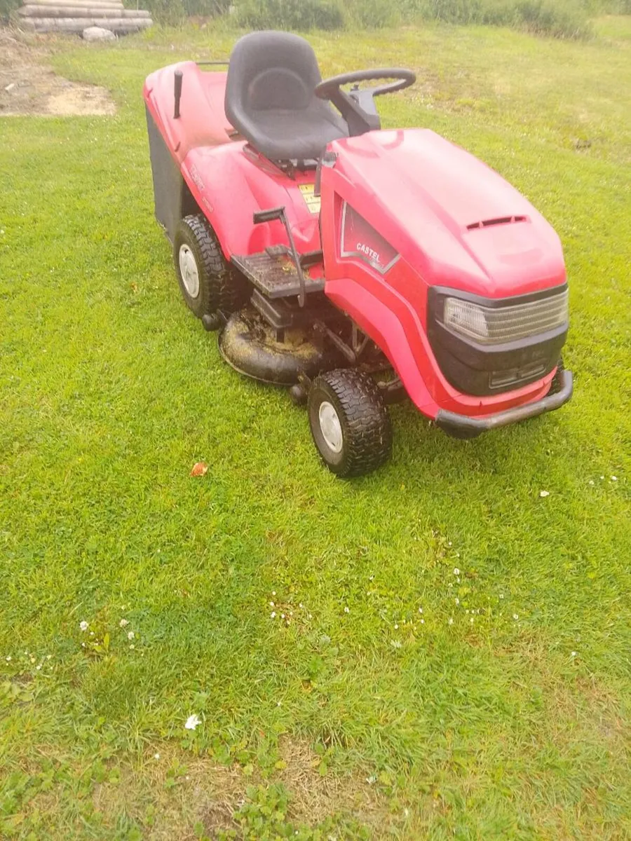 Castle garden ride on lawnmower - Image 1