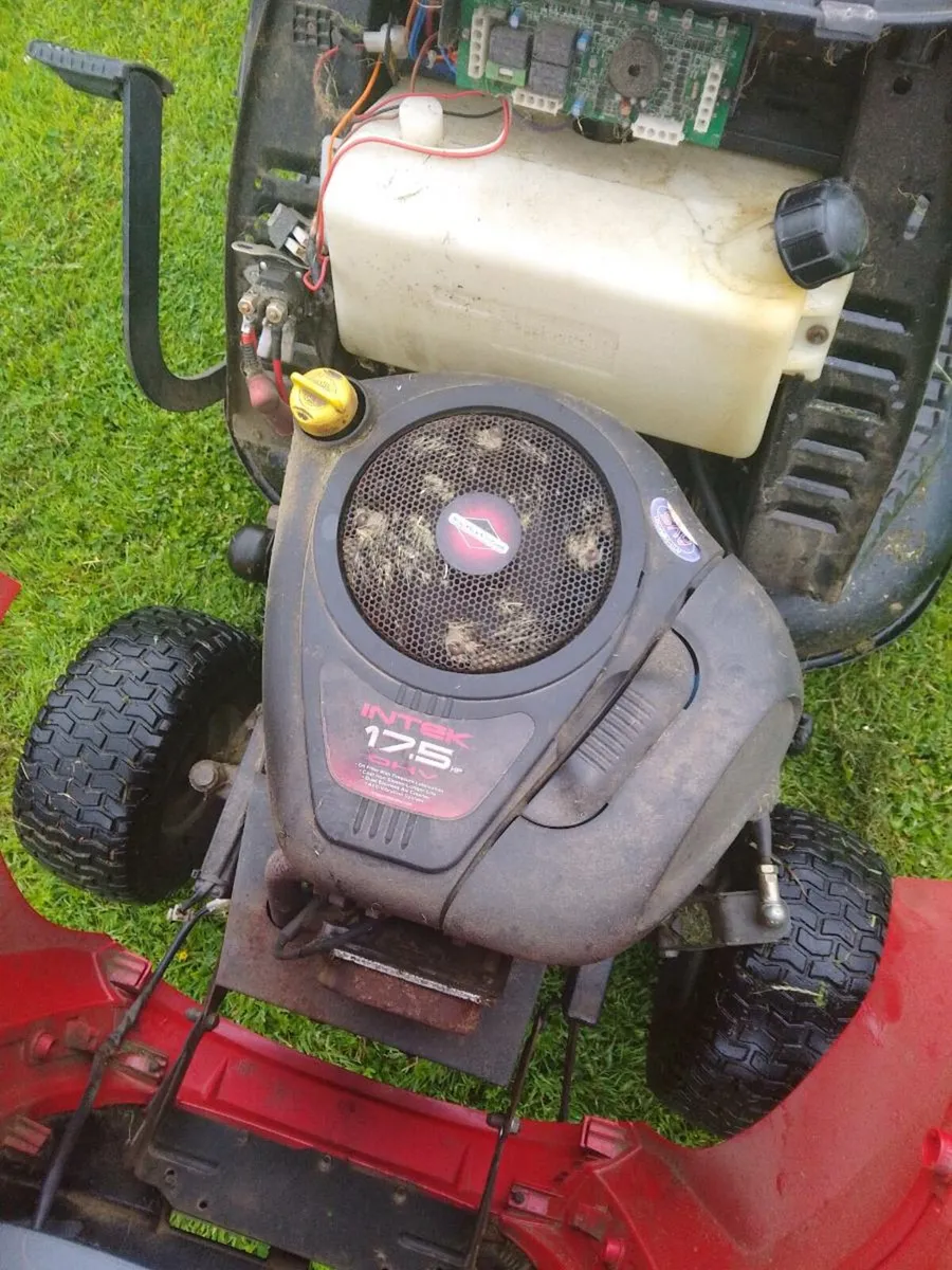 Castle garden ride on lawnmower - Image 3