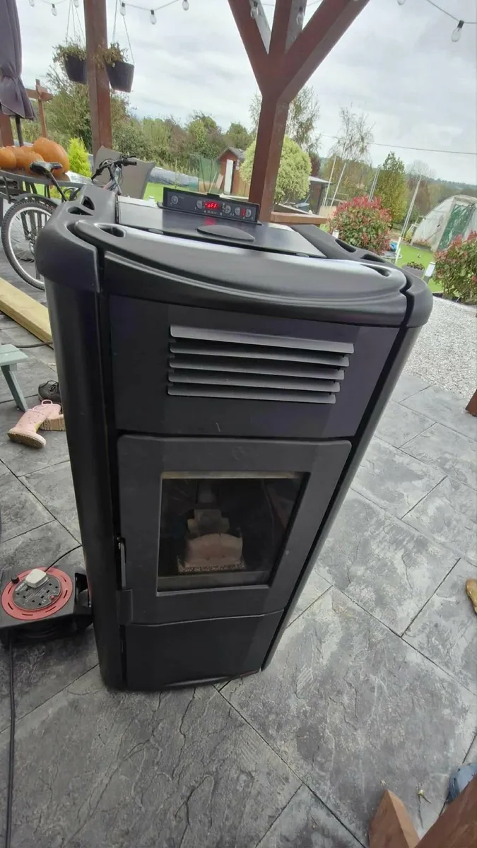 pellet stove - Image 1