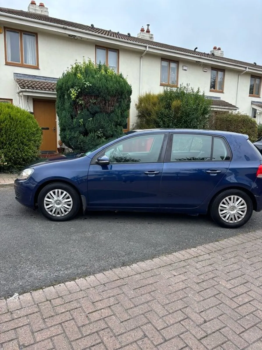 2009 Volkswagen Golf - Image 2