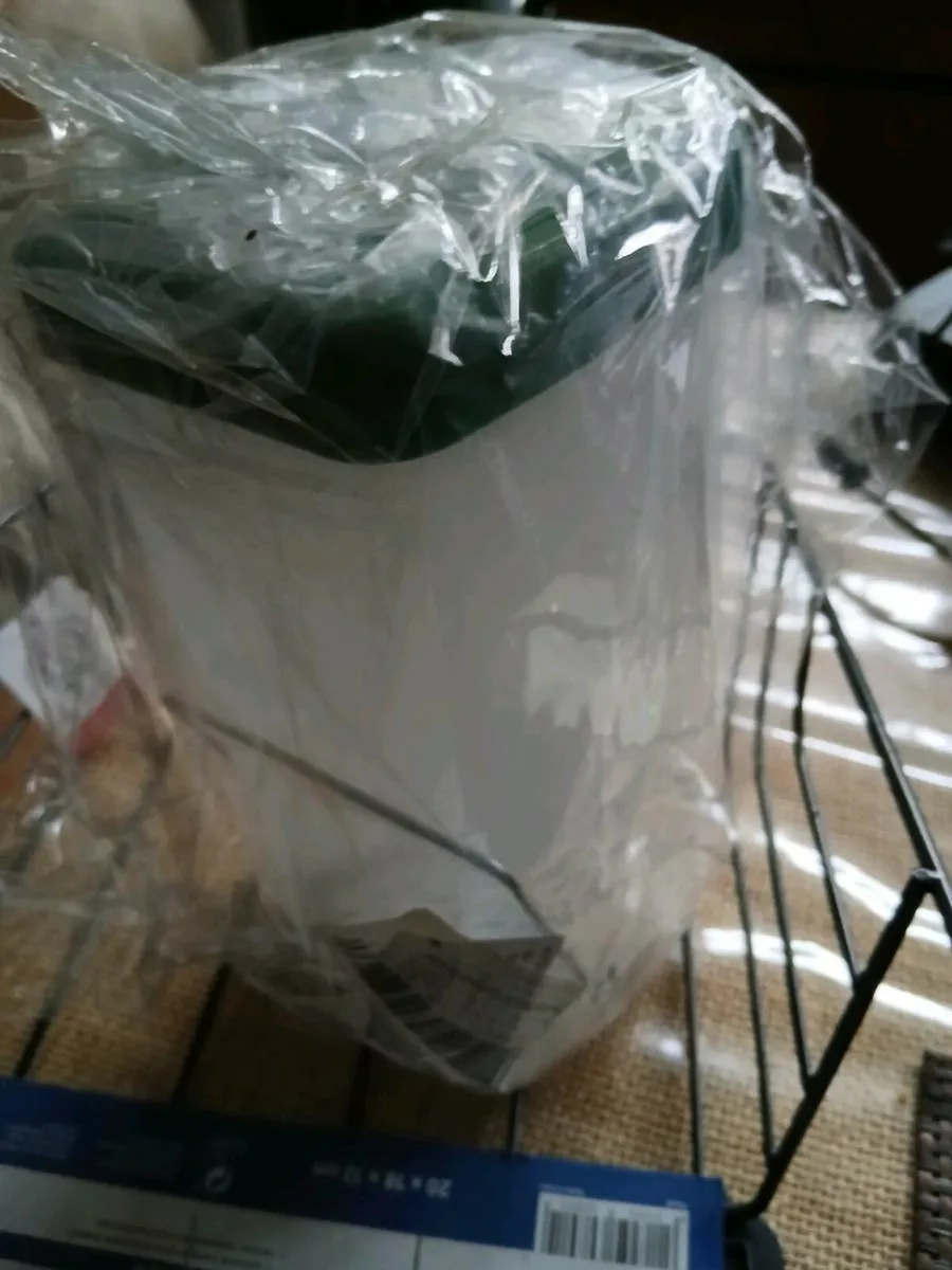 Containers for rabbits food and water - Image 1