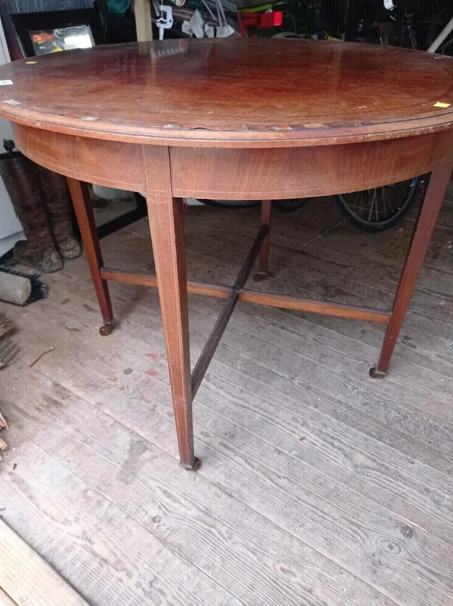Mahogany occasional table - Image 1
