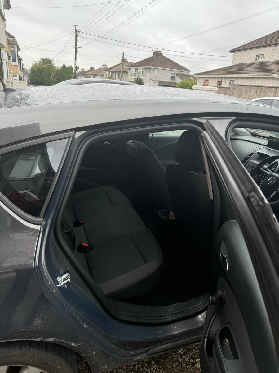 Opel Astra 2013 petrol - Image 4