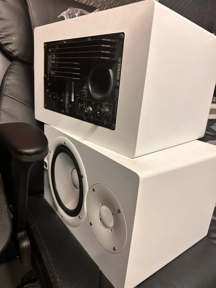 Yamaha studio Monitors HS8 - Image 1