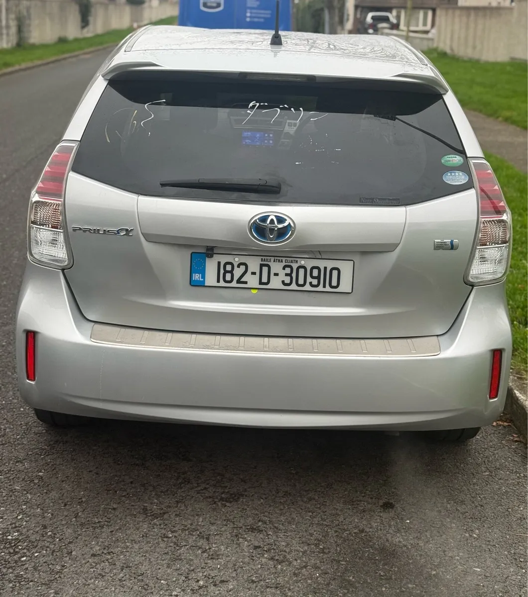 2018 Prius Alpha - Image 2