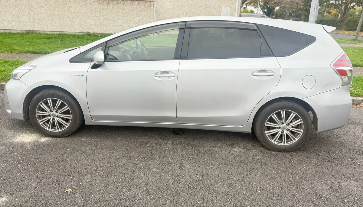 2018 Prius Alpha - Image 3