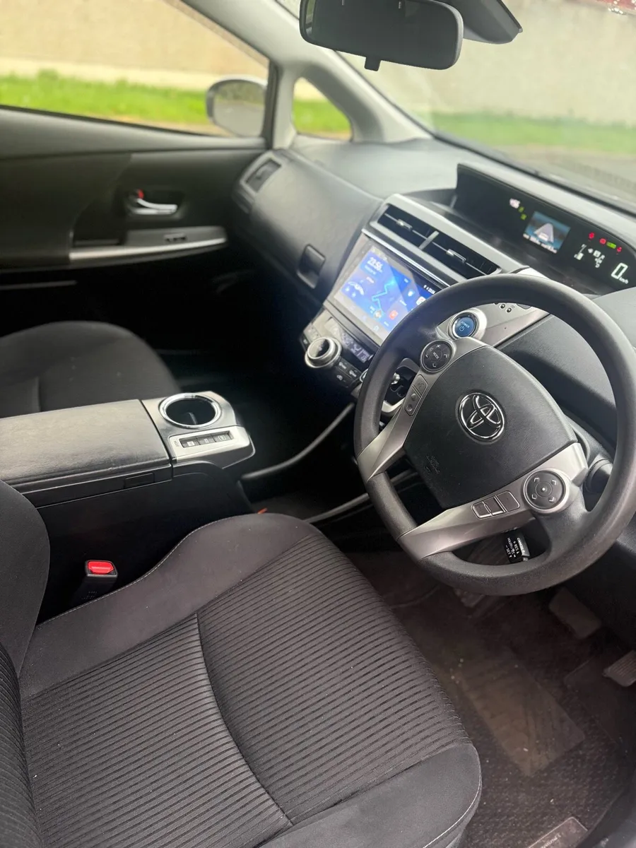 2018 Prius Alpha - Image 4