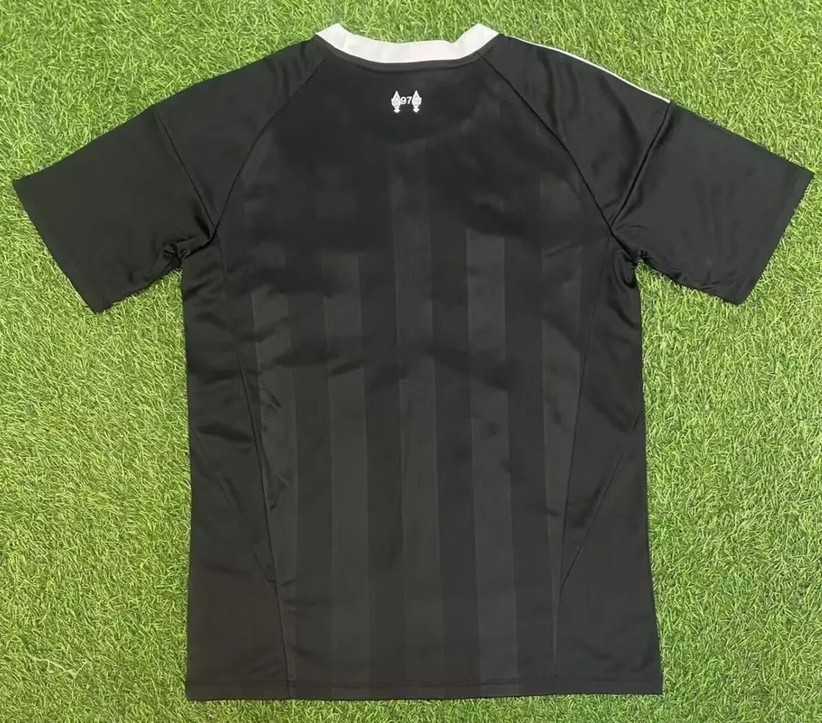 Liverpool goalkeeper jerseys season 25/26 - Image 2