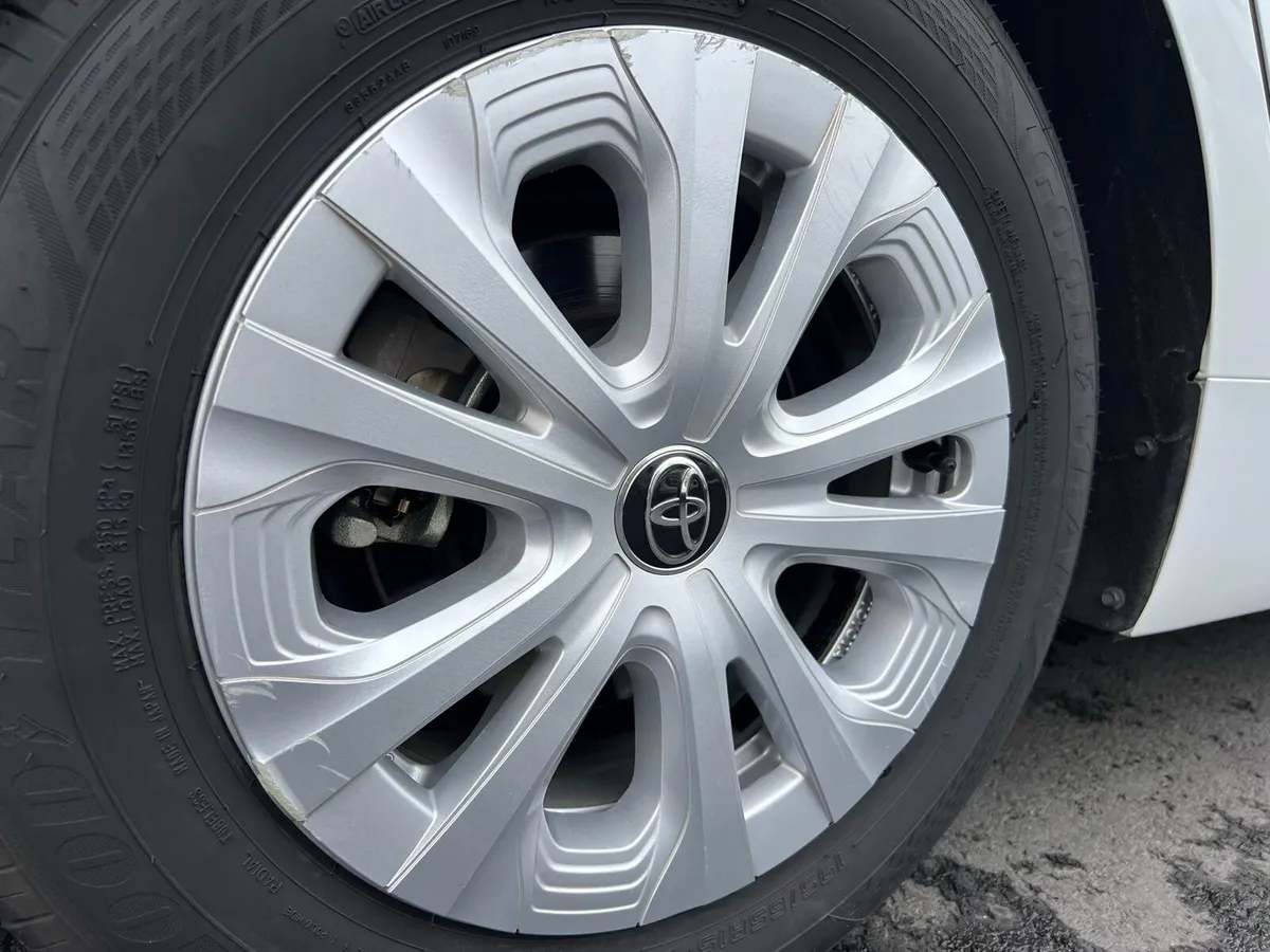 Toyota Prius - Image 12