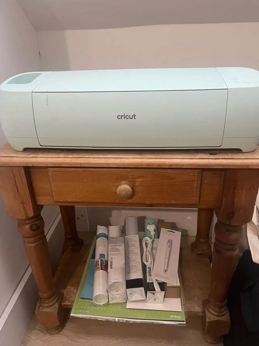 Cricut Explore 3 & Starter Pack - Image 1