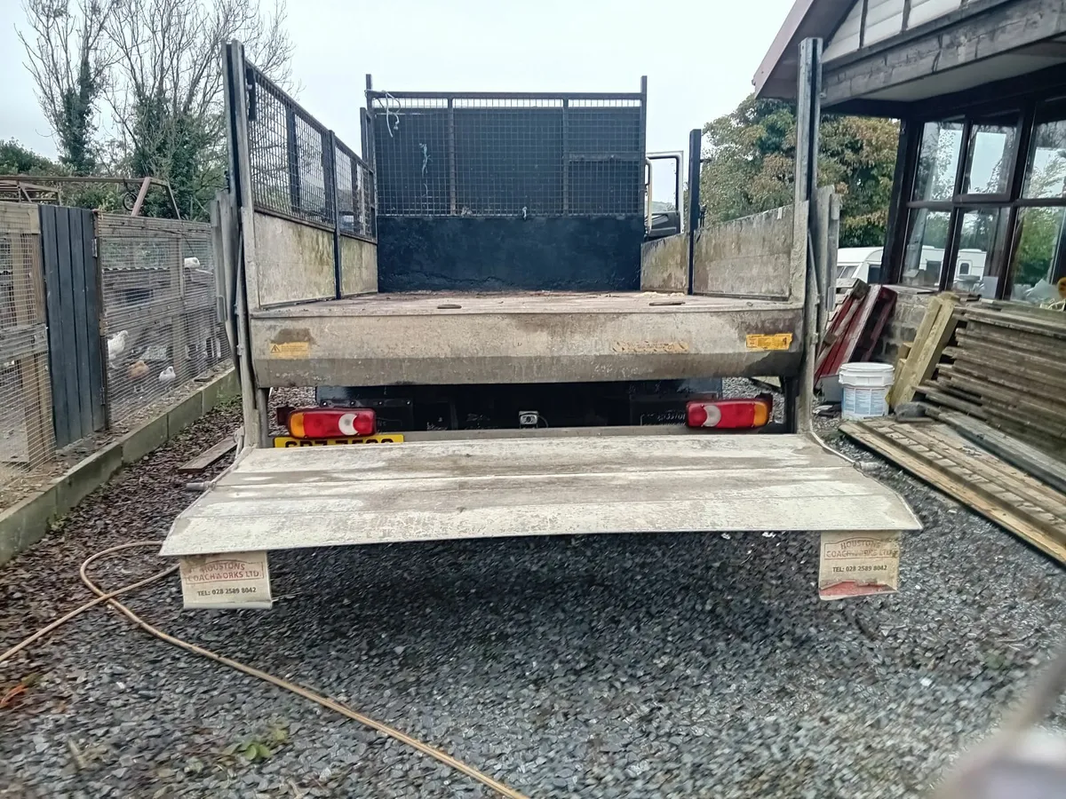 Iveco tipper 2011 with taillift - Image 2