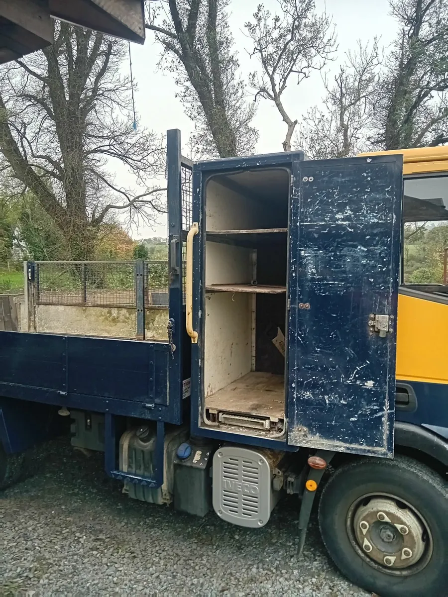 Iveco tipper 2011 with taillift - Image 3