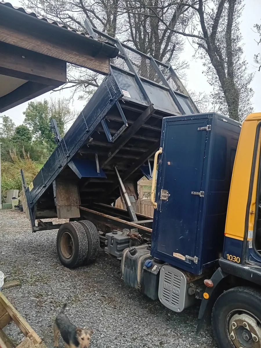 Iveco tipper 2011 with taillift - Image 4
