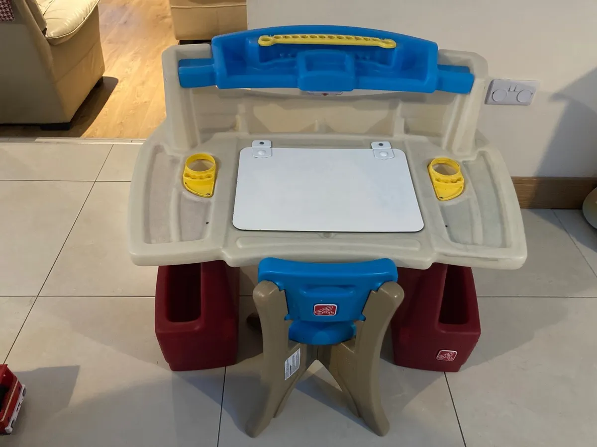 Art Desk Step2 Art Activity Desk Deluxe - Image 1