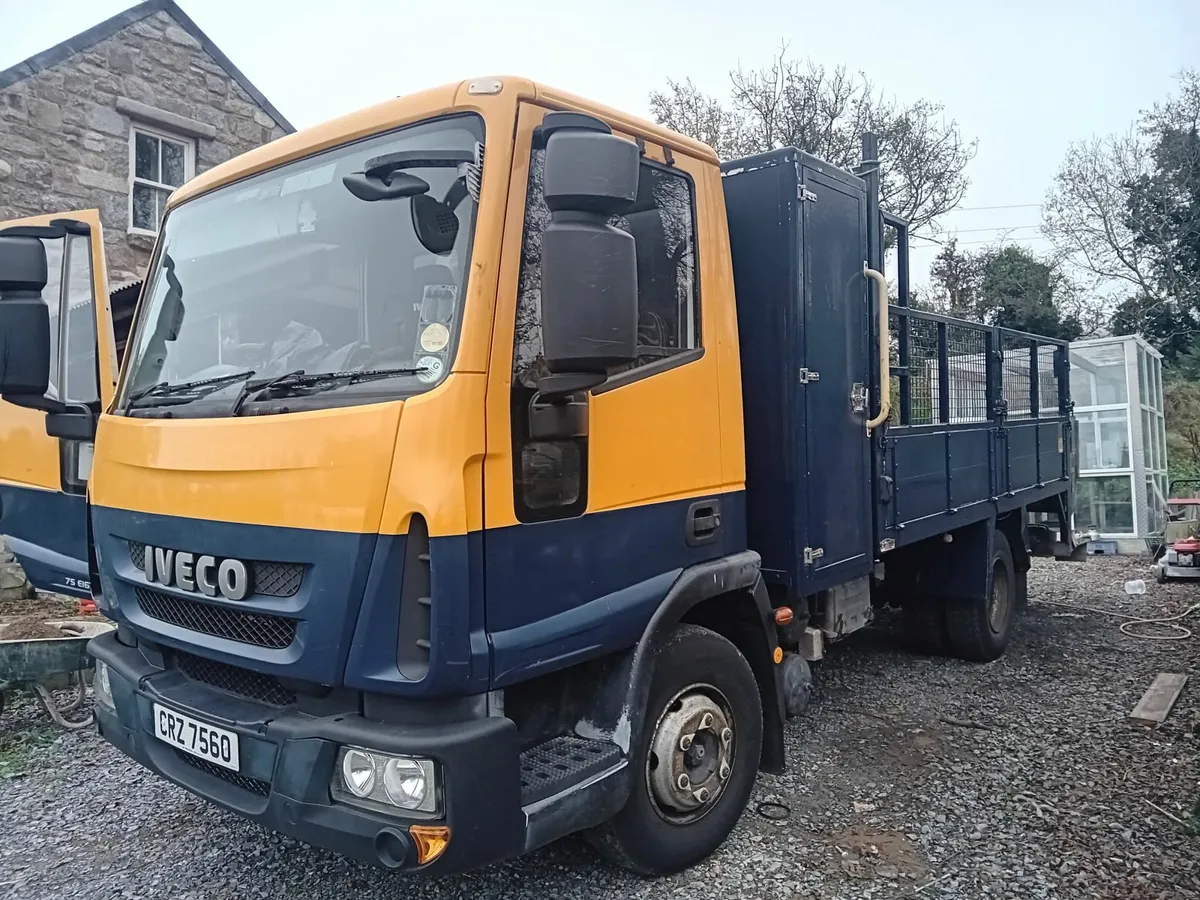 Iveco tipper 2011 with taillift - Image 1