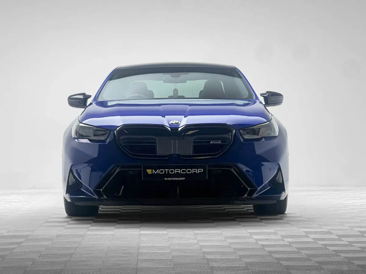 BMW M5 M5 4.4 PHEV 727HP MARINA BAY - Image 3