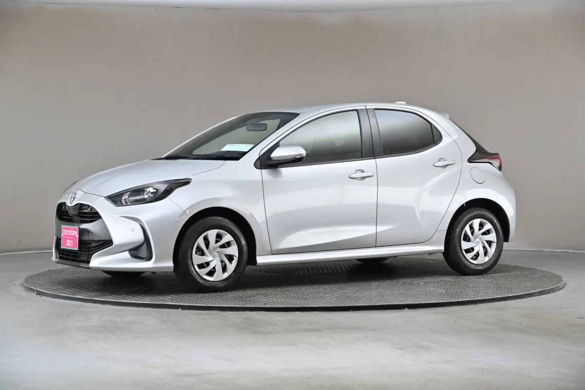 Toyota Yaris 1.5 Petrol Hybrid  9 android Car Pla - Image 4