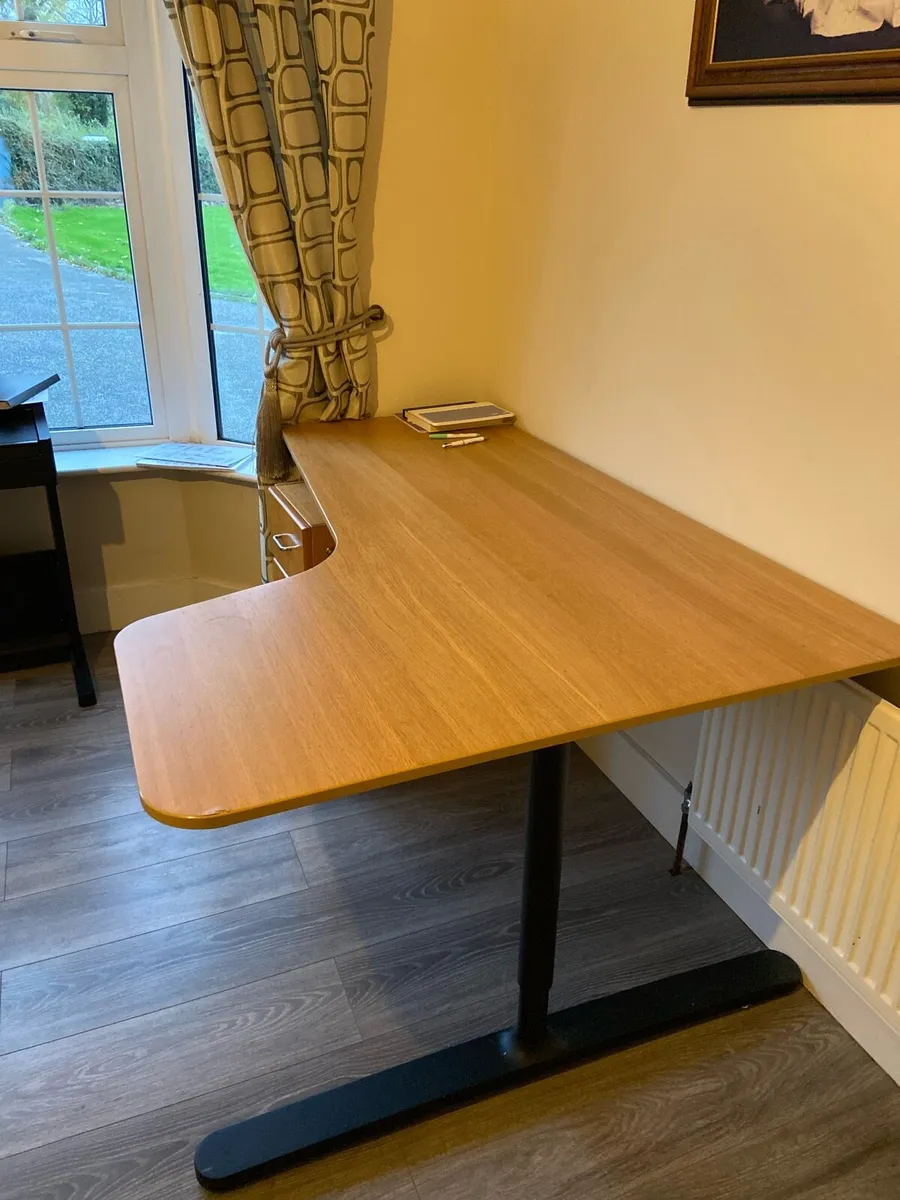 study table - Image 1