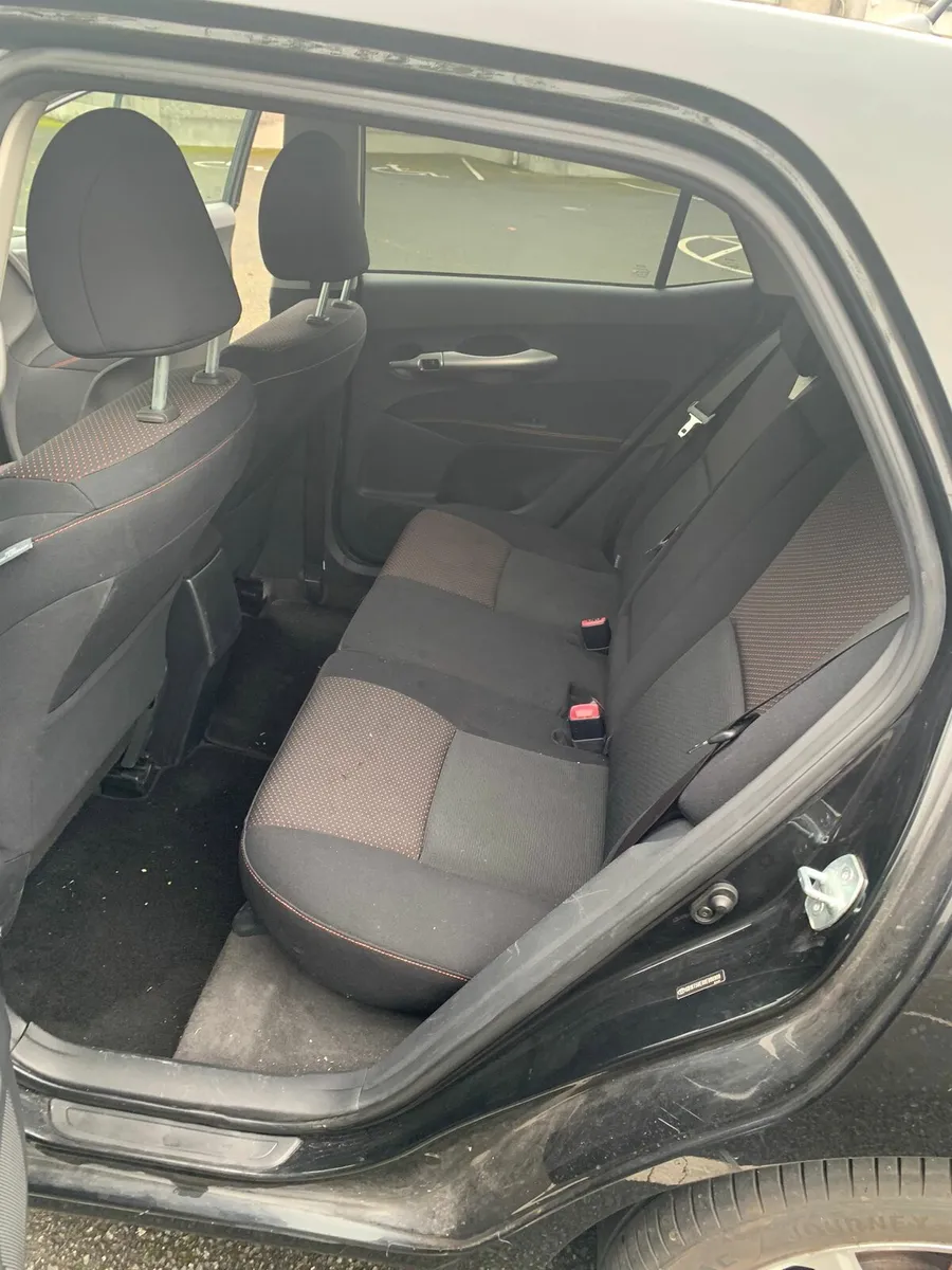 Toyota Auris 2012 - Image 2