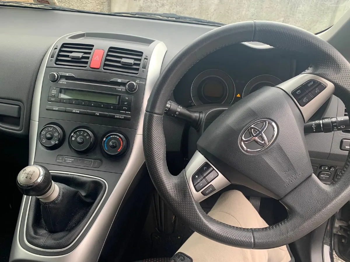 Toyota Auris 2012 - Image 4