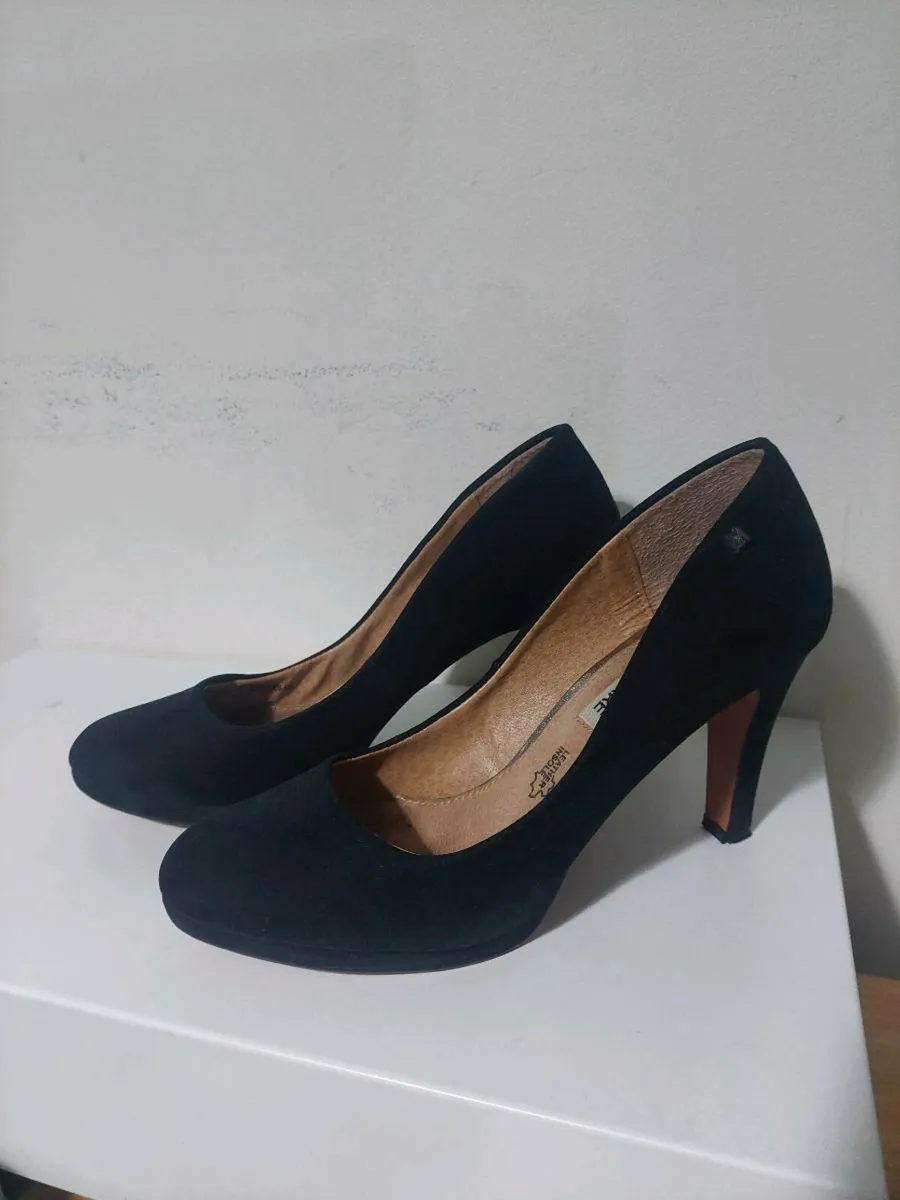 Mariamare suede heels size 6 leather sole - Image 1