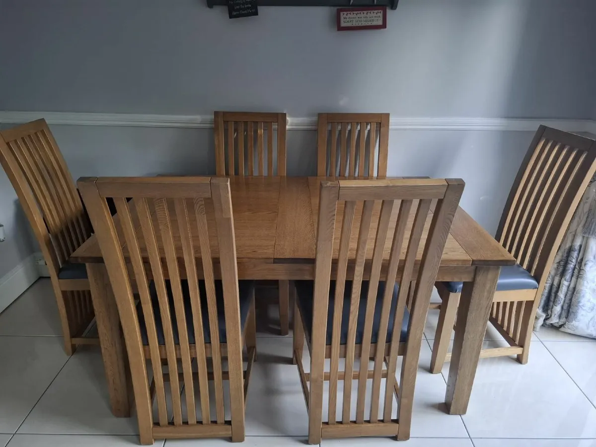 Table and chairs - Image 2