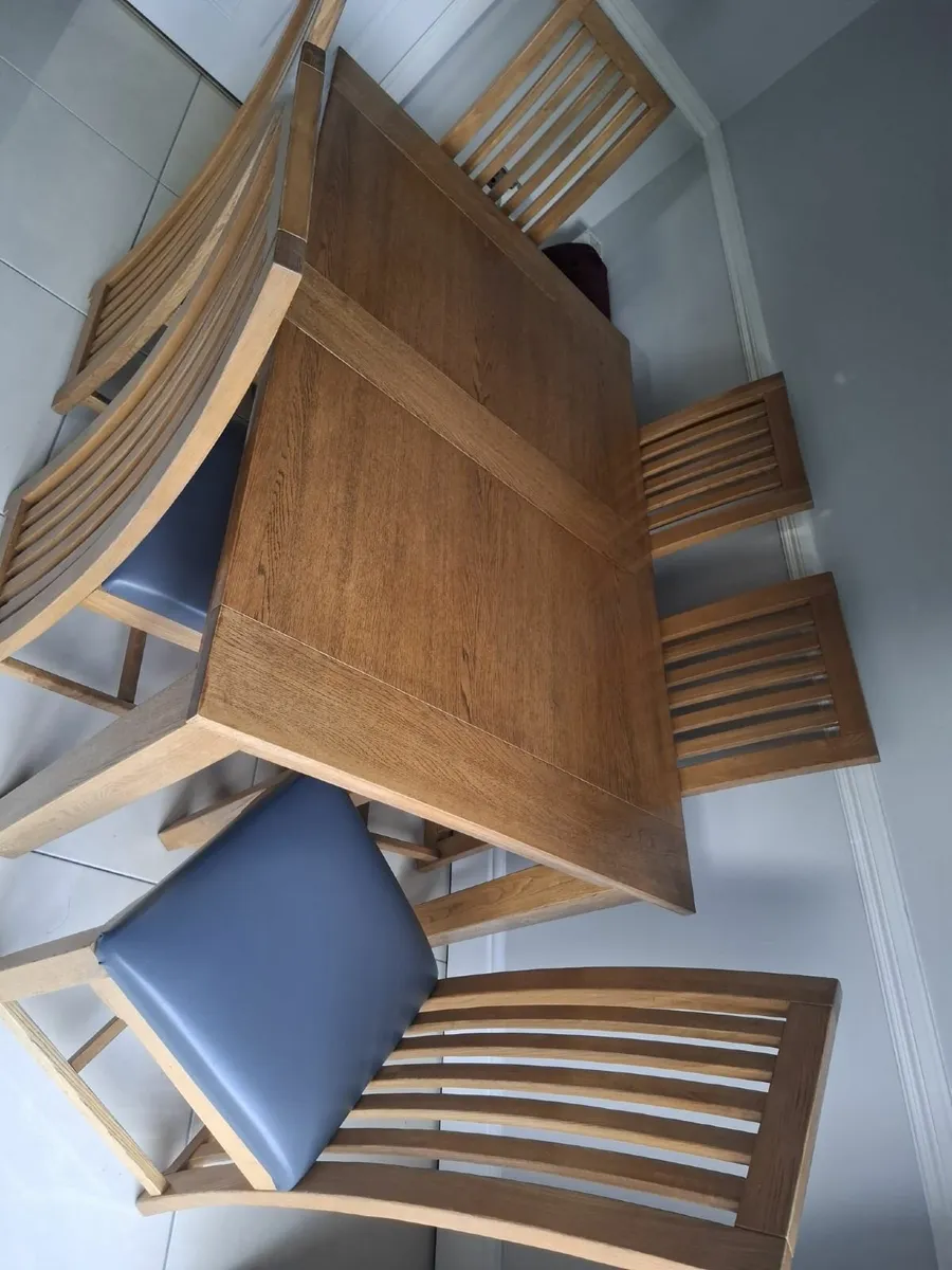 Table and chairs - Image 1