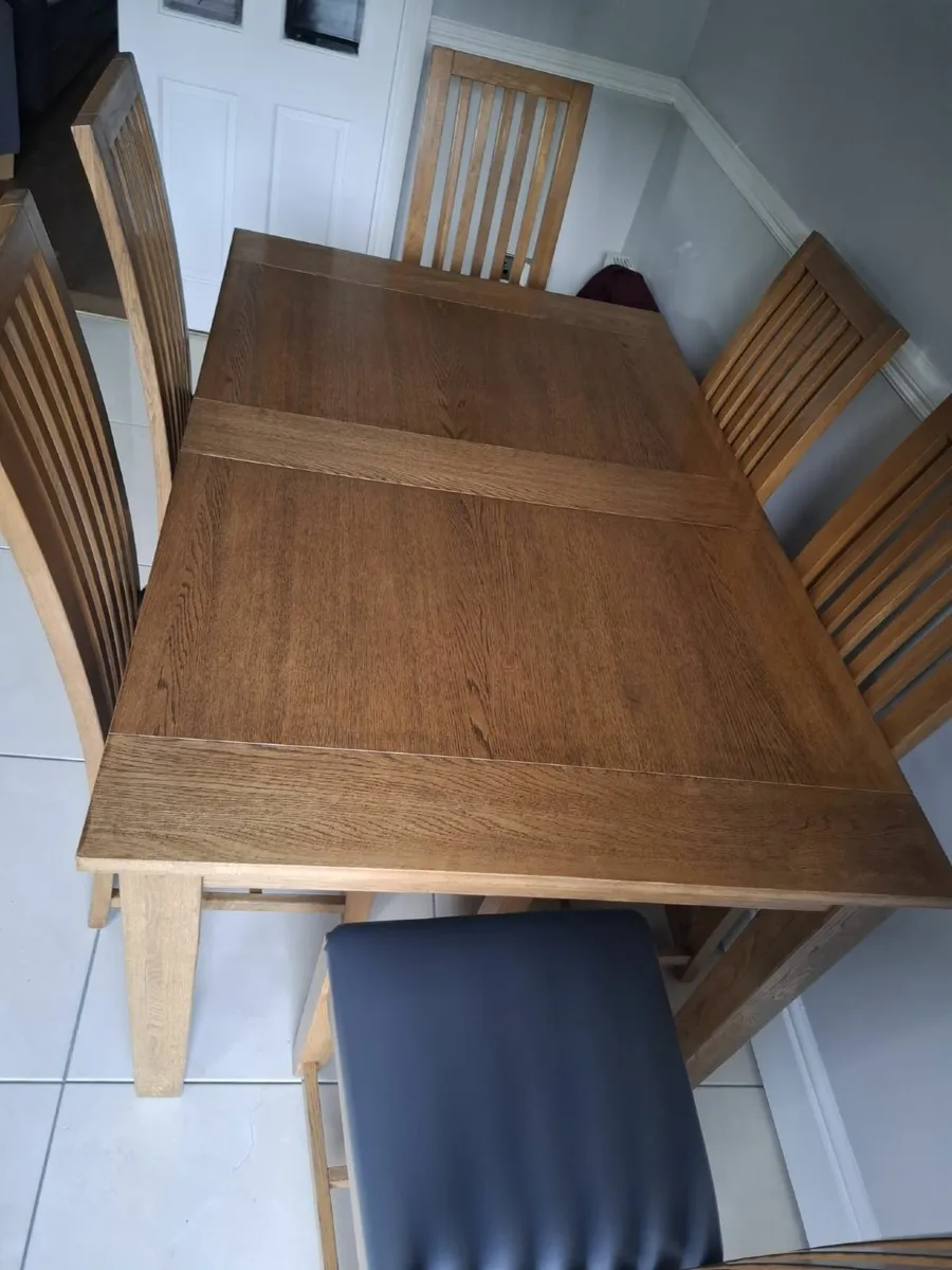 Table and chairs - Image 3