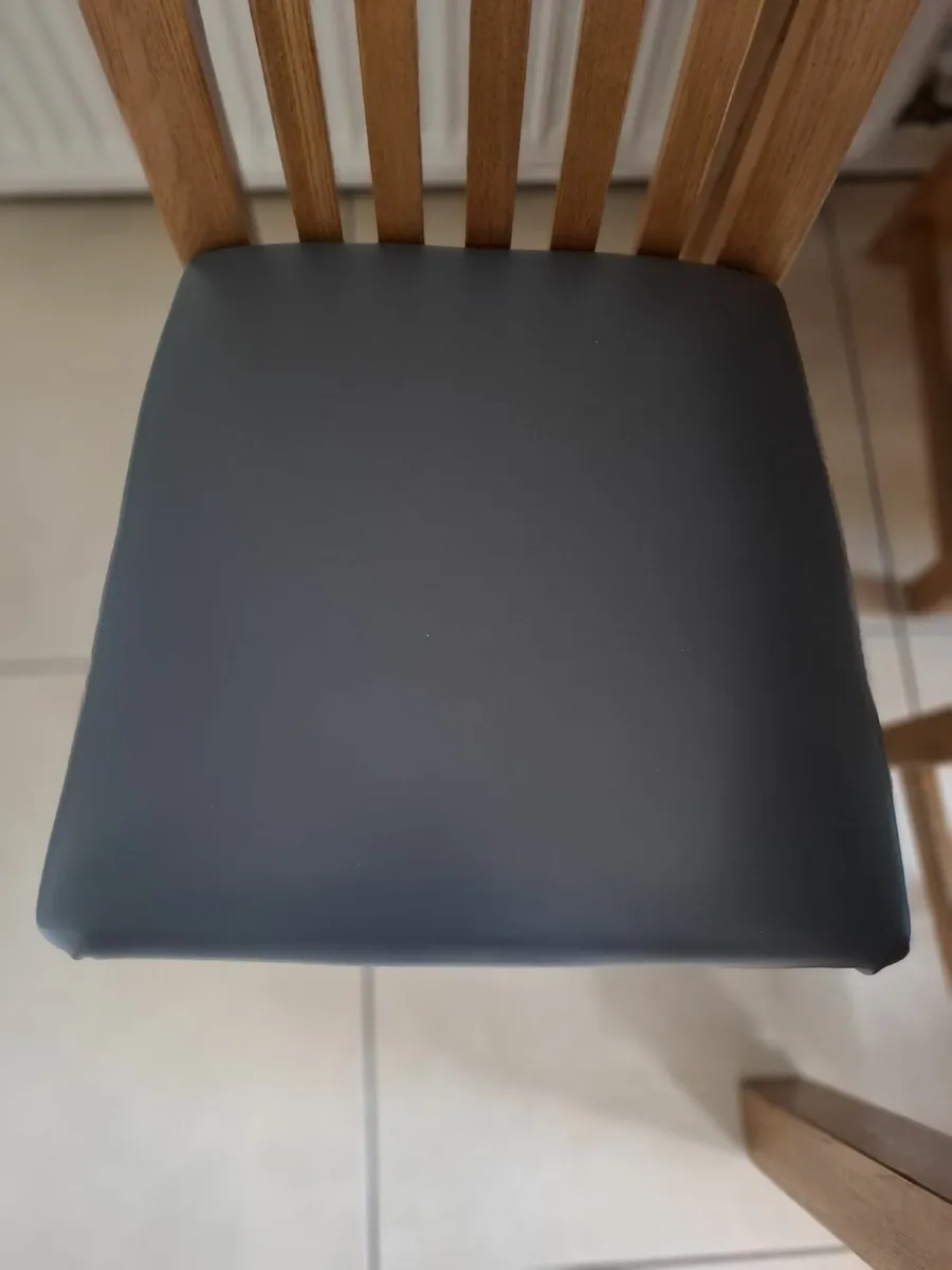 Table and chairs - Image 4