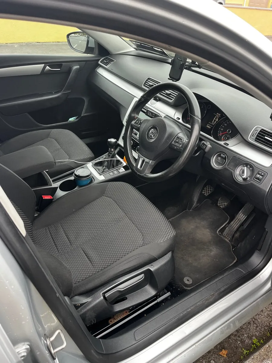 Volkswagen Passat 2011 - Image 4