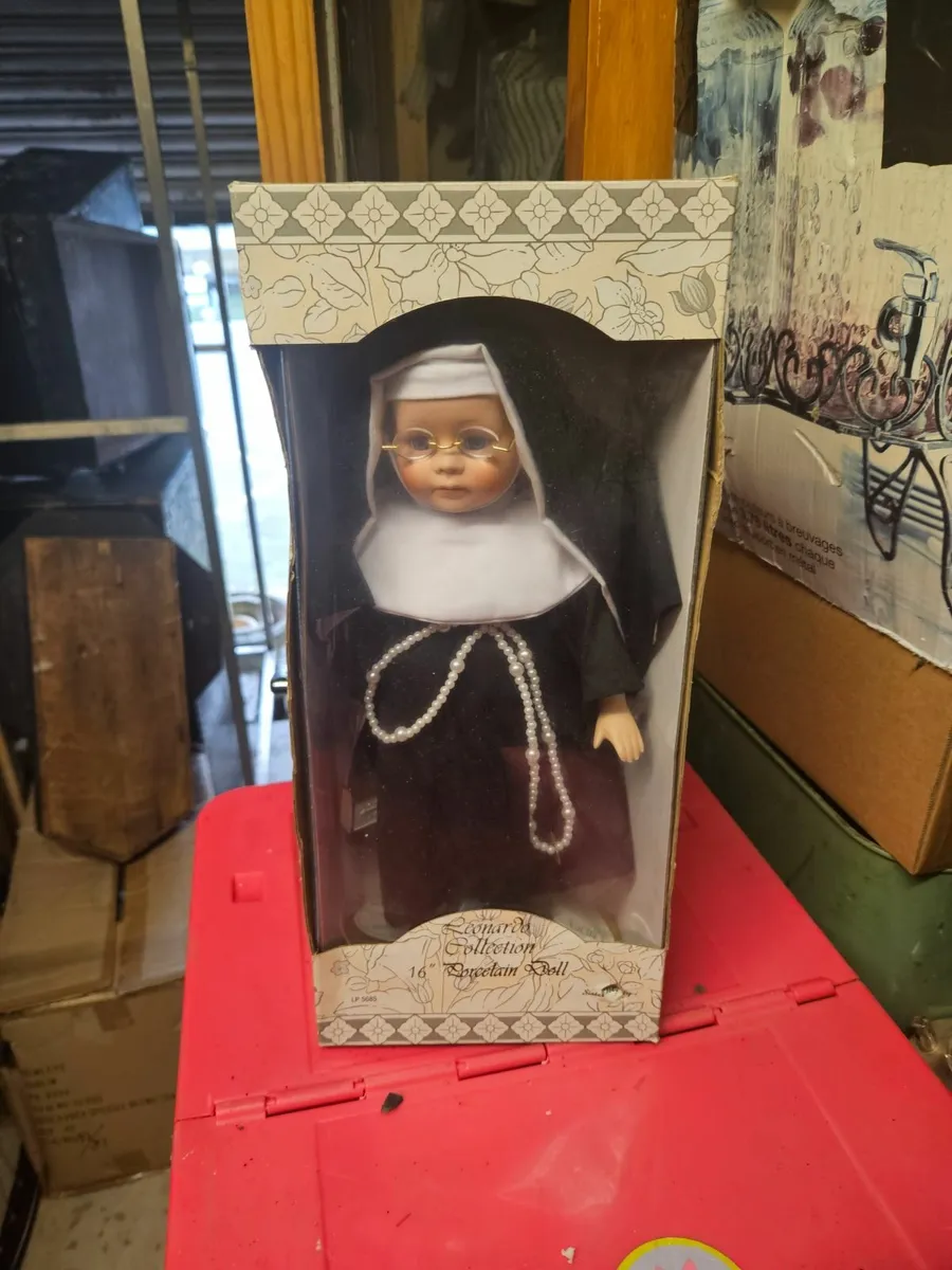 Leonardo Collection Nun - Image 1