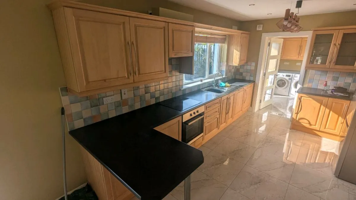 Kitchen units and appliances - Image 4
