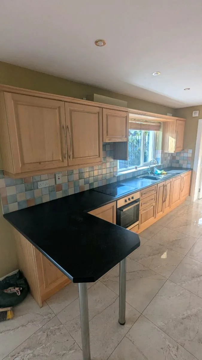 Kitchen units and appliances - Image 1