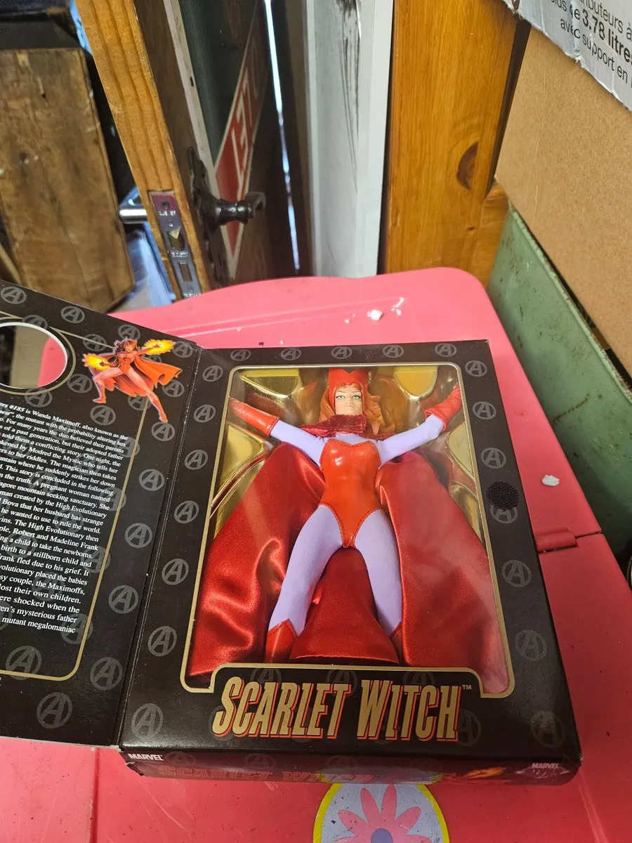 Marvel Legends Toybiz Scarlet Witch - Image 4