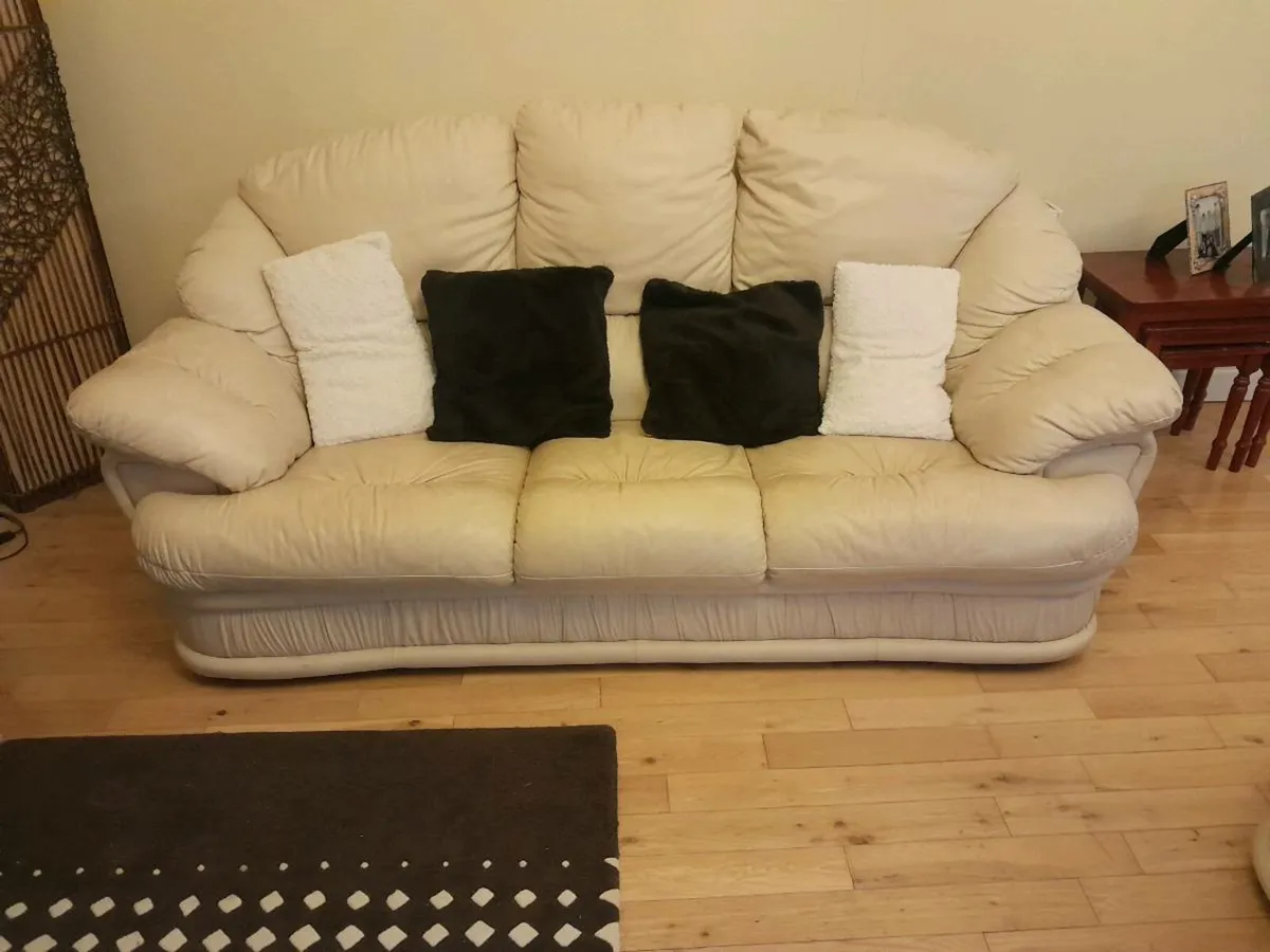 Cream leather 3 seater couch and 2 armchairs - Image 1