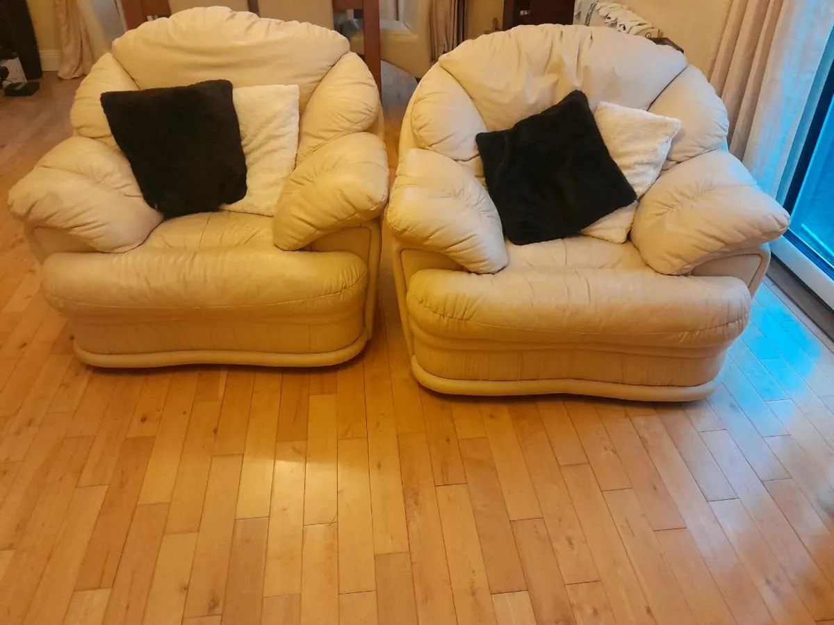 Cream leather 3 seater couch and 2 armchairs - Image 2
