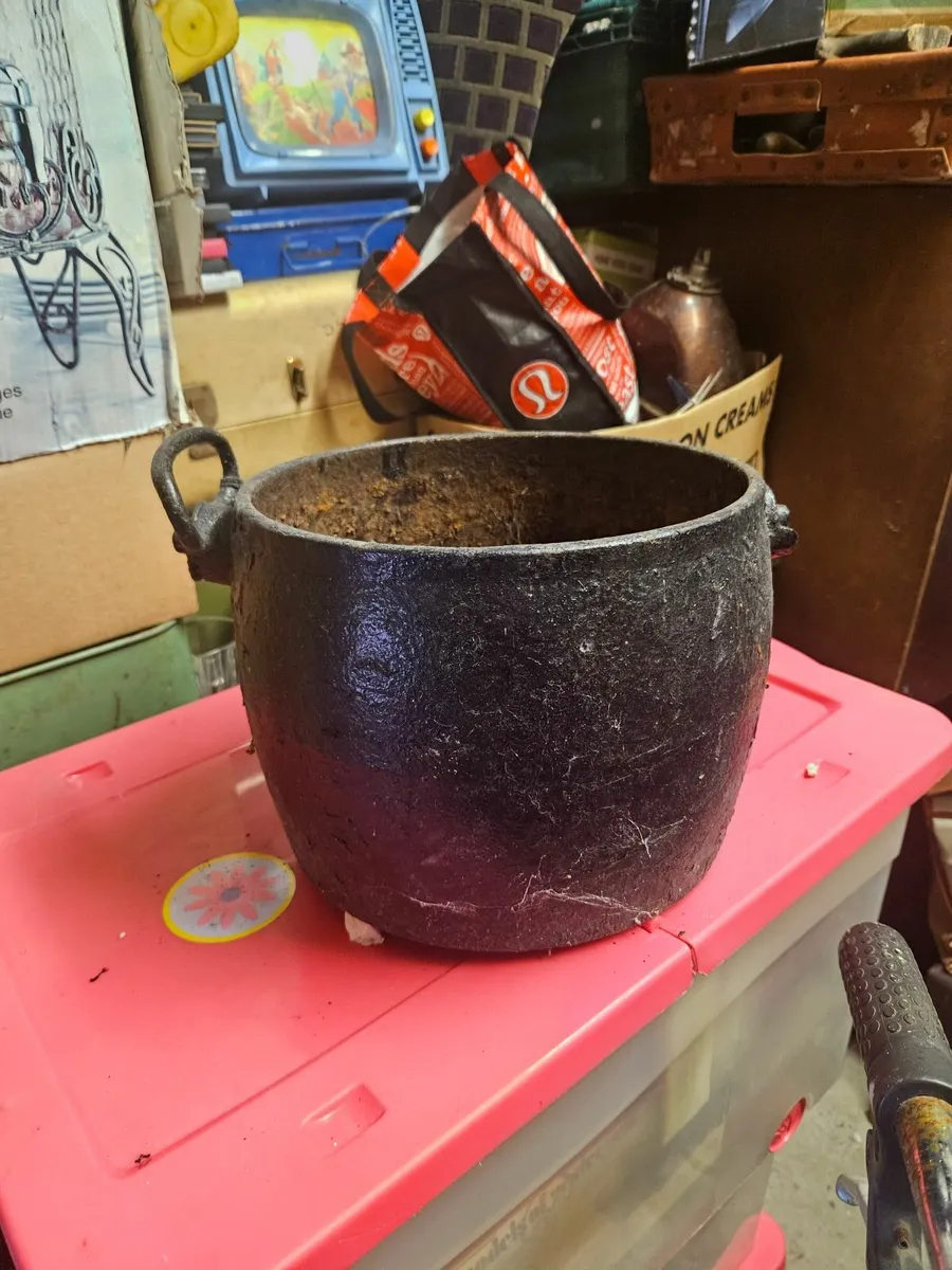 Vintage Cast Iron Skillet Pot - Image 1
