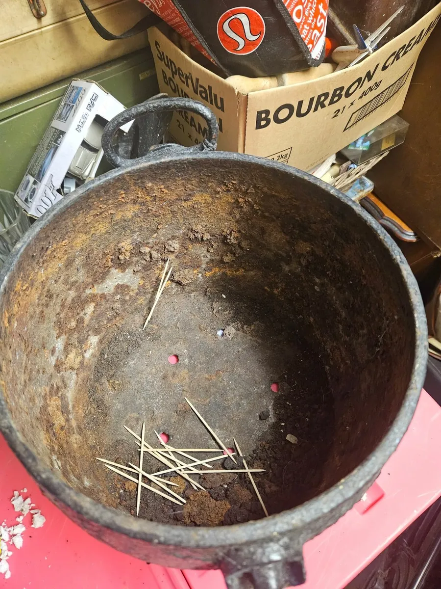 Vintage Cast Iron Skillet Pot - Image 4